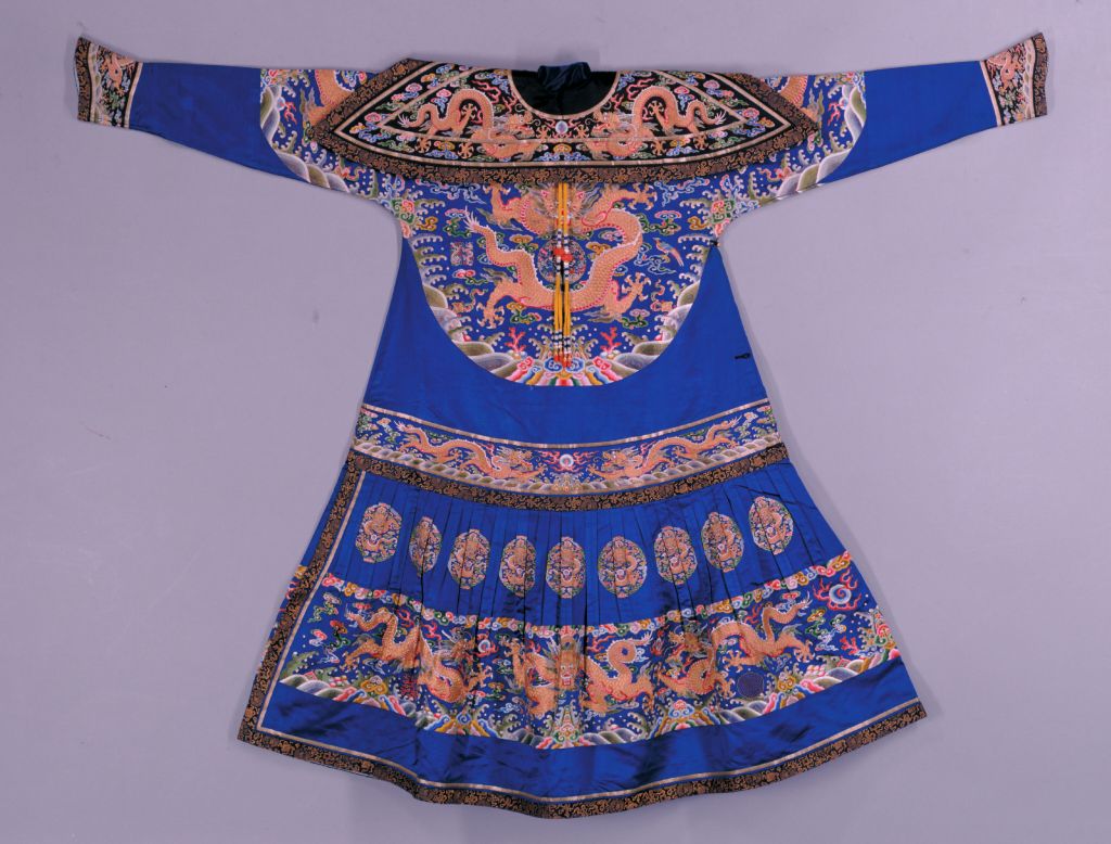 图片[1]-Royal Blue Satin Colorful Embroidery Flat Gold Cloud Dragon Pattern Gown-China Archive